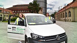 Zwei Personen steigen aus dem Kältemobil auf dem Gaswerksgelände