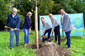 swa Geschäftsführer Rainer Nauerz, Oberbürgermeisterin Eva Weber, die Projektleiterin des Landschaftspflegeverbandes Cordula Frenck, Umweltreferent Reiner Erben und swa Geschäftsbereichsleiter Wasser Florian Killer pflanzen den ersten Apfelbaum auf der swa Streuobstwiese.