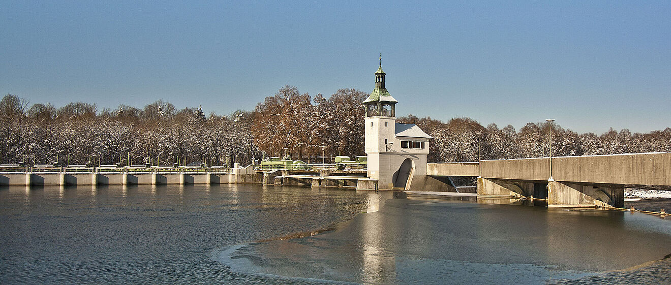 Augsburg Wasserhochablass mit Bäumen im Hintergrund.