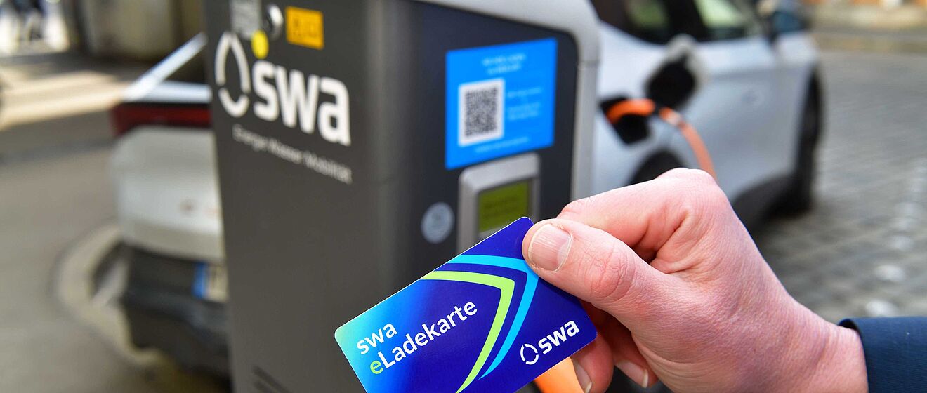 swa eLadekarte und Ladesäule im Hintergrund