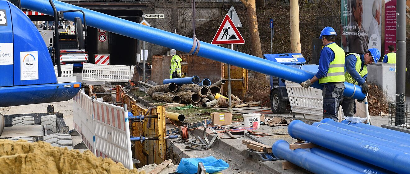 Rohre werden an einer Baustelle verlegt.