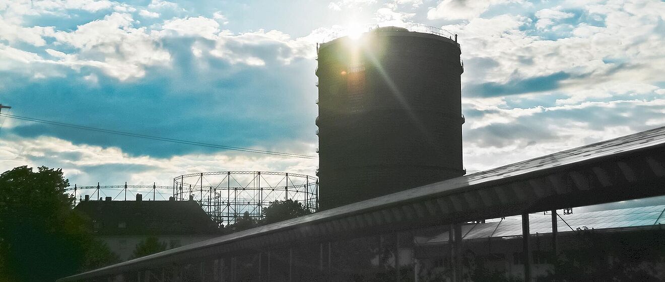 Das Gaswerk in Augsburg mit Sonnenspiegelung
