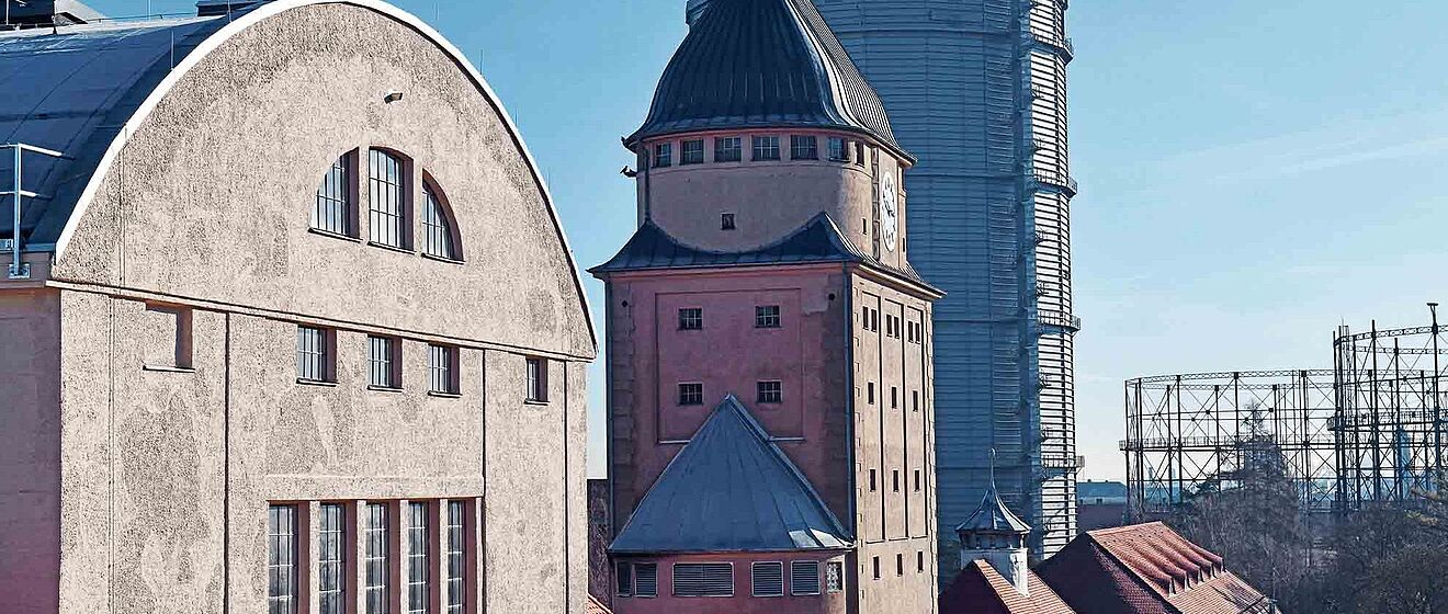 Außenansicht von Gebäuden und dem Gasbehälter auf dem Gaswerk.