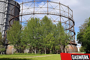 Gaskessel im Vordergrund sind Bäume