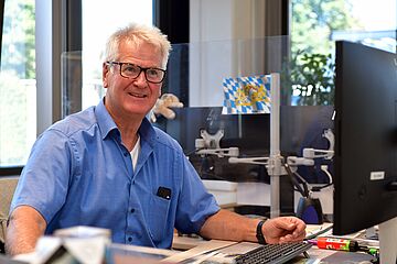 Mann am Schreibtisch