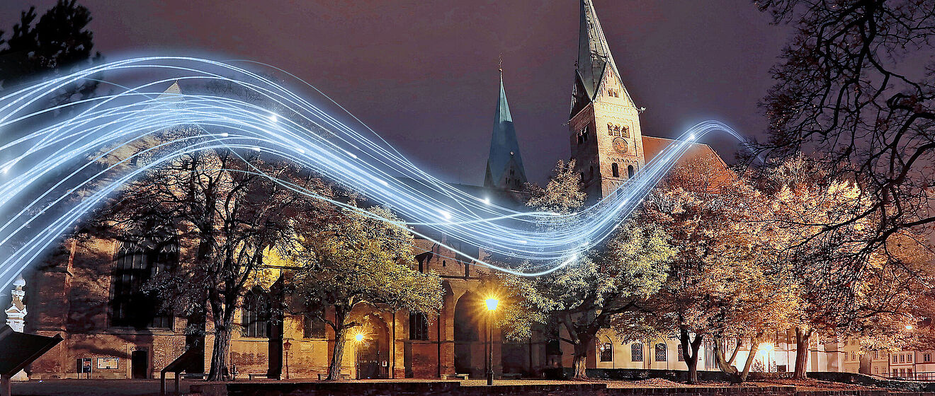 Kirche bei Nacht mit einem Lichteffekt im Vordergrund