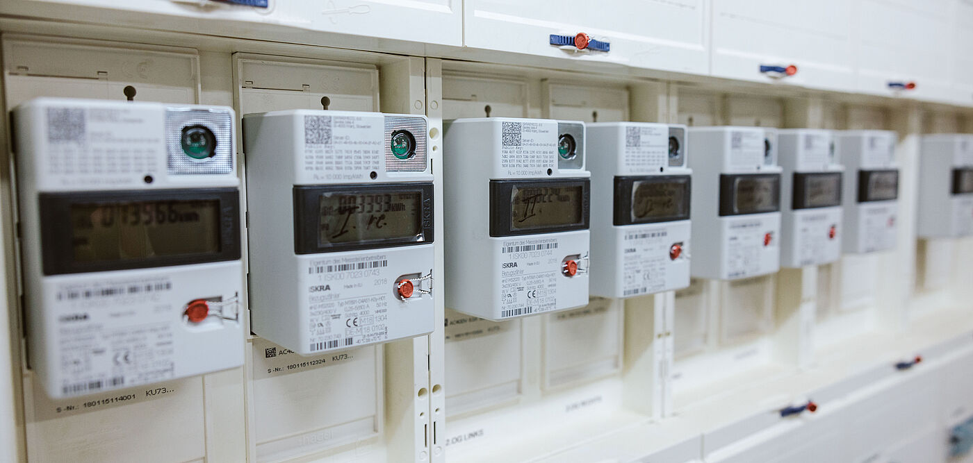 Eine Aneinanderreihung laufender Stromzähler mit verschiedenen Zählerständen