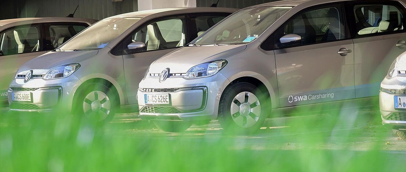 Carsharing Autos stehen in einer Reihe geparkt