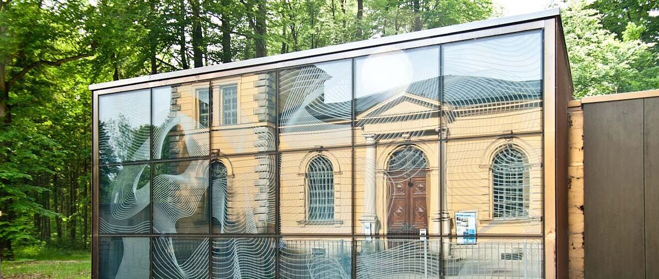 Fensterscheibe in der Spiegelung ein Wasserwerk