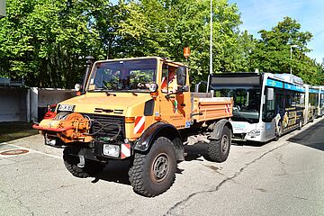 Abschleppwagen und Bus