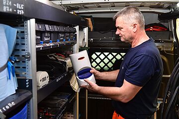 Mann im Werkstattfahrzeug