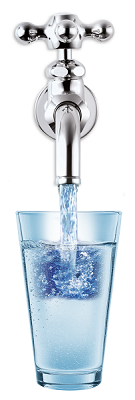 Wasser läuft aus einem Wasserhahn in ein transparentes Glas